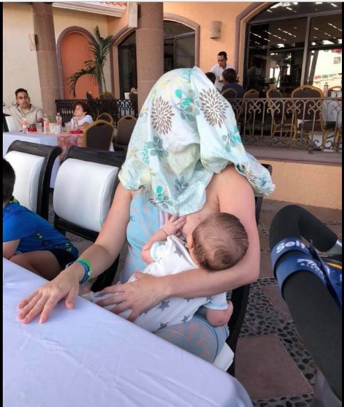 Piden a una mujer cubrirse mientras amamanta a su bebé y su respuesta se hace viral