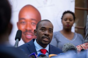 Opositores zimbabuenses comparecen ante justicia por violencia tras elecciones