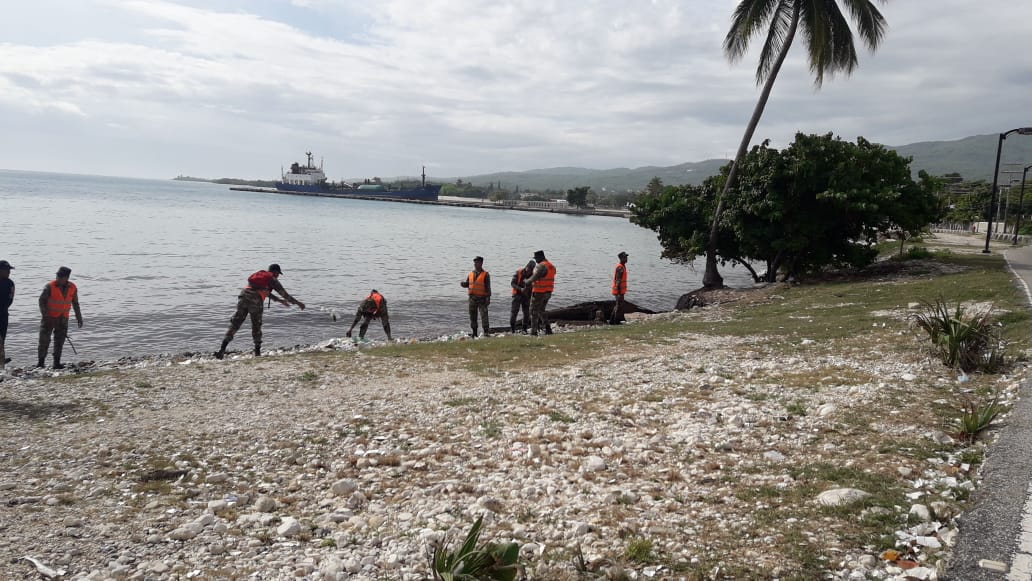 MOPC realiza limpieza de playas en Barahona
