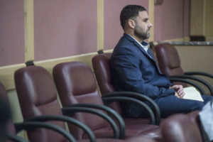 MIA14. FORT LAUDERDALE (FL, EE.UU.), 16/06/2017.- El español Pablo Ibar espera la llegada del juez durante una audiencia en el tribunal de Fort Lauderdale hoy, viernes 16 de junio de 2017, en Florida (EE.UU.). El juez federal estadounidense Raaaj Singh desestimó hoy una moción presentada por la defensa de Pablo Ibar para que no se tenga en cuenta la declaración del testigo Gary Foy en el próximo juicio al que el español será sometido por tres asesinatos ocurridos en 1994. EFE/Giorgio Viera
