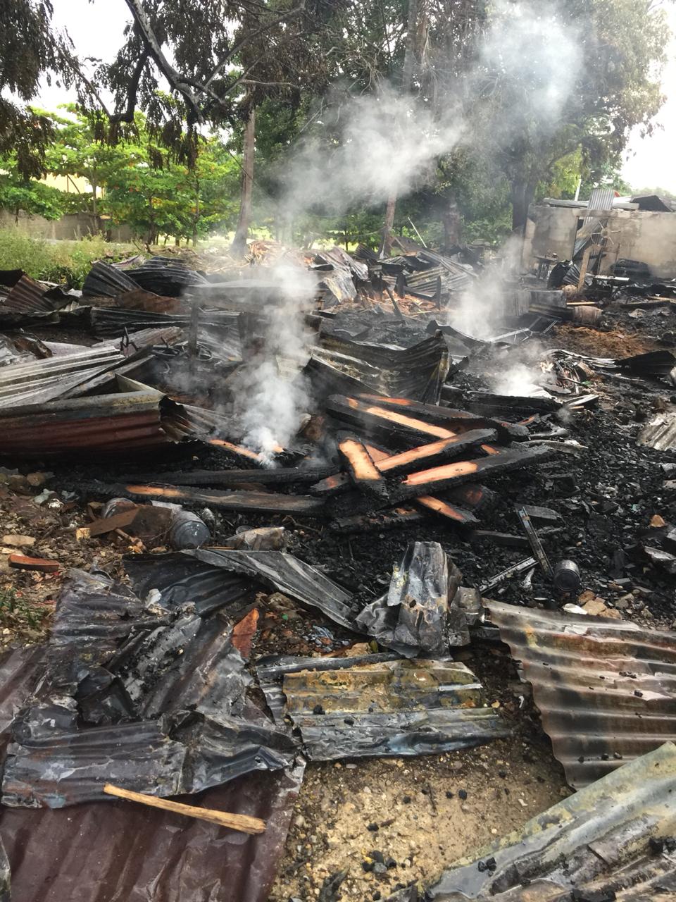 Fuego afecta taller de ebanistería y una casa en San Miguel de Manoguayabo