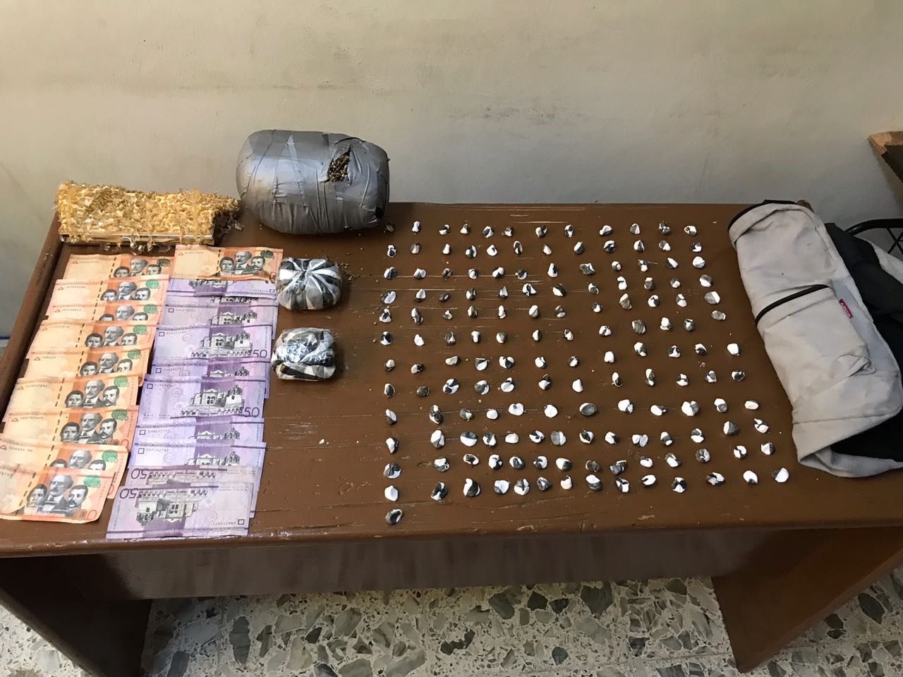 DNCD ocupa cientos de porciones de drogas durante operativo