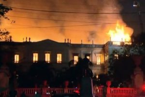 Reportan incendio en el Museo Nacional de Río en Brasil