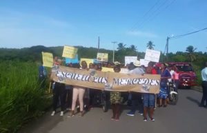 Protestan en Yaguate y denuncian que una escuela funciona en antigua gallera  

