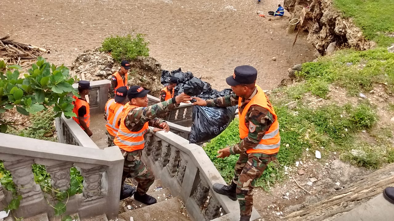 MOPC continúa retirando toneladas de basura del Malecón de Santo Domingo