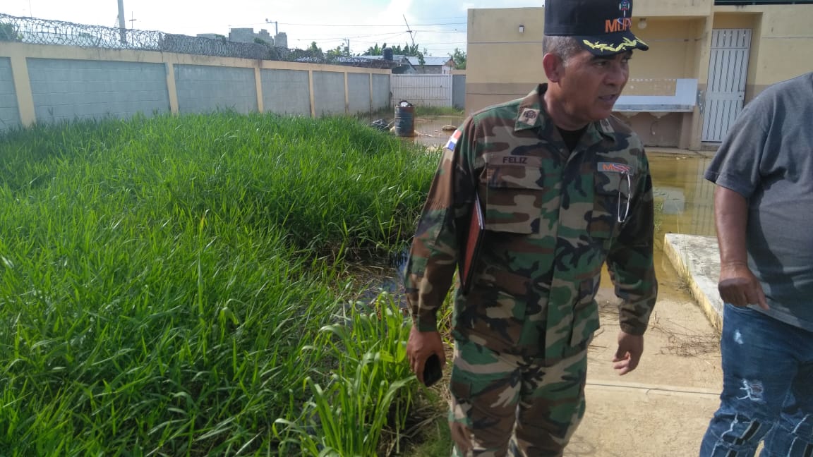 Obras Públicas interviene escuela en la comunidad Villa Verde afectada por acumulación de aguas negras