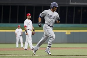 Francisco Mejía muestra el poder de su bate en primer juego con Padres