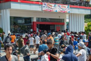 El saqueo de comercios, último recurso en la devastada Palu tras el sismo