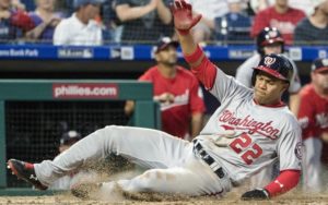 Juan Soto mostró otro aspecto de su juego el sábado ante los Bravos al robarse tres bases con el colombiano Julio Teherán en la lomita. 

El novato dominicano de Washington es el jugador más joven en la historia de Grandes Ligas que suma tres estafadas en un juego.

Dicha distinción le pertenecía a Rickey Hernderson, quien tenía 20 años y 241 días de edad cuando se robó tres bases en un juego. A sus 19 años y 325 días de edad, Soto es el primer adolescente que logra ha hazaña.
