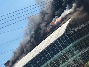 Incendio afecta plaza comercial en la autopista San Isidro

