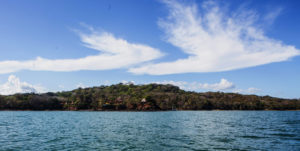 ACOMPAÑA CRÓNICA: PANAMÁ TURISMO - PA6025. GOLFO DE CHIRIQUÍ (PANAMÁ), 17/03/2018.- Fotografía de principios del mes de marzo de 2018, de la costa en el Golfo de Chiriquí (Panamá). El Golfo de Chiriquí, con sus decenas de islas de origen volcánico y playas recónditas de arena blanca, frondosos manglares y una barrera de arrecifes considerada una de las mejor conservadas de Centroamérica, es uno de los secretos mejor guardados de Panamá. Ubicado en el extremo noroccidental del Pacífico panameño, próximo ya a la frontera con Costa Rica, el Golfo acoge el Parque Nacional Marino, creado en 1994 para proteger un área de más de 150 kilómetros cuadrados, e incluye las islas Paridas, de fácil acceso desde Boca Chica, un pequeño puerto situado a poco más de una hora de la ciudad de David. EFE/Alfredo Aycard