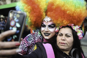 CH07. SANTIAGO DE CHILE (CHILE), 23/06/2018.- Participantes se toman un selfie hoy, sábado 23 de junio de 2018, durante la XVIII Marcha del Orgullo realizada en Santiago de Chile (Chile). Cerca de cien mil personas participaron hoy en la capital chilena en la marcha para exigir que el Parlamento considere a las parejas del mismo sexo en la reforma a la ley de adopciones y que se avance en la tramitación del matrimonio igualitario. EFE/Alberto Valdés