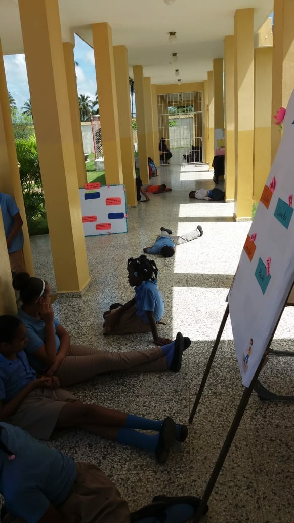 Estudiantes y una maestra de escuela afectados por químico en El Factor