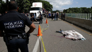 Miembro de la caravana de migrantes que va hacia EE.UU muere al caer de un camión en México