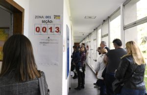 GRAF6727 MADRID, 28/10/2018. La gran mayoría de los 20.000 electores brasileños que viven en España podrán votar en las ciudades de Madrid y Barcelona en la segunda vuelta de los comicios presidenciales de hoy domingo, a las que se presentan Jair Bolsonaro (Partido Social Liberal) y Fernando Haddad (Partido de los Trabajadores).En Madrid podrán ejercer el derecho de sufragio más de 15.000 inscritos .En la foto, colas de personas que esperan votar en las urnas instaladas en la Casa do Brasil de Madrid. EFE/Victor Lerena