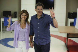 Haddad vota confiado en remontar y advierte que la democracia 