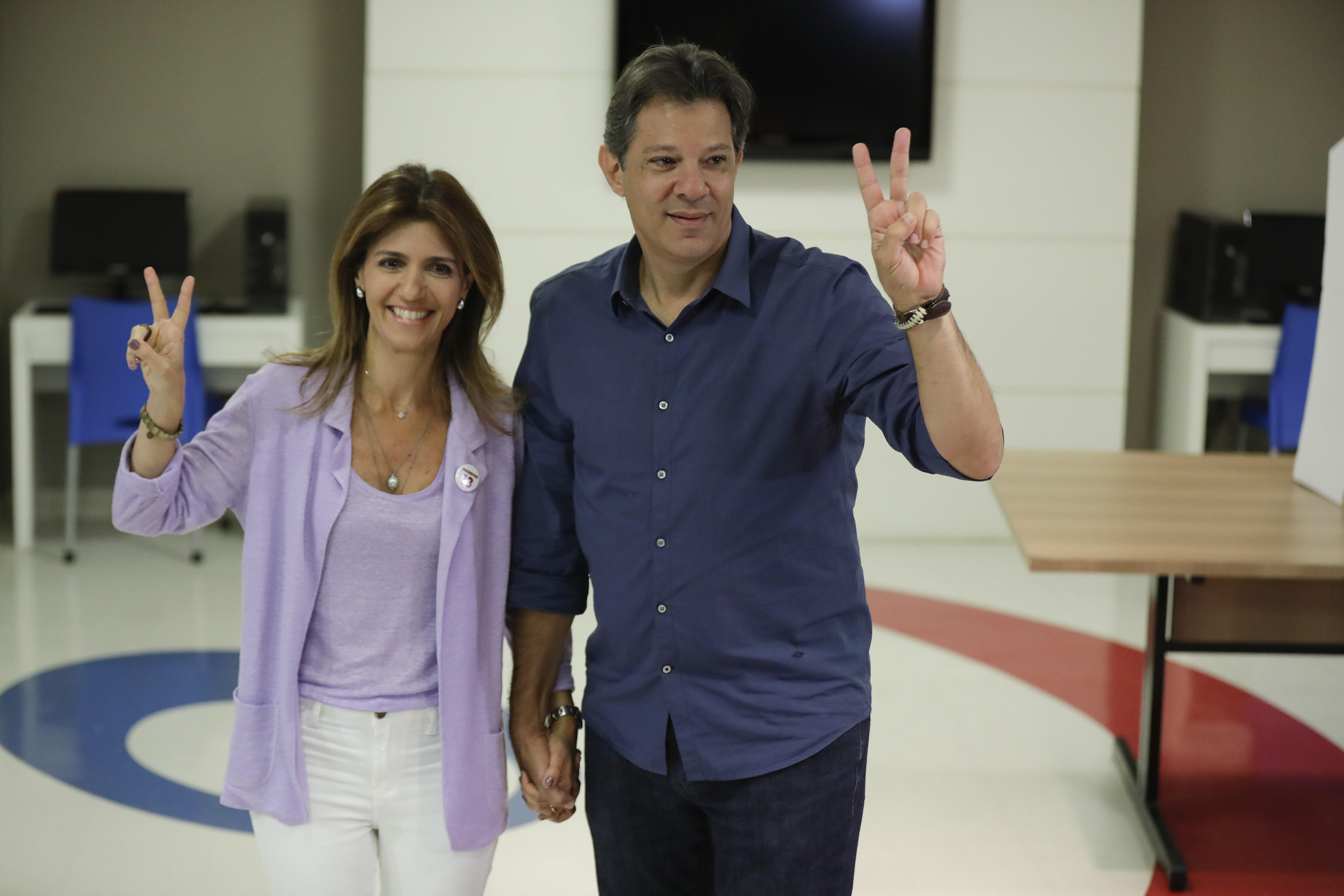 Haddad vota confiado en remontar y advierte que la democracia "está en riesgo"