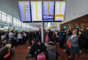 EPA8249. ZAVENTEM (BÉLGICA), 26/10/2018.- Pasajeros permanecen a la espera durante huelga iniciada ayer espontáneamente por los trabajadores de la empresa Aviapartner, que trasladan las maletas dentro del aeropuerto de Bruselas-Zaventem, en el aeropuerto Internacional de Zaventem, cerca de Bruselas, Bélgica, hoy, 26 de octubre de 2018. El paro se prolongará al menos hasta mañana, sábado, informó hoy el aeródromo. EFE/ Stephanie Lecocq