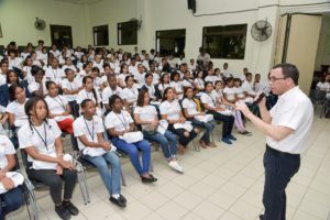 Ministro de Educación debatirá con 700 estudiantes sobre temas nacionales e internacionales