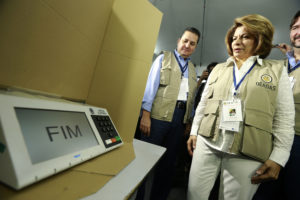 BRA118. BRASILIA (BRASIL), 28/10/2018.- La expresidenta de Costa Rica Laura Chinchilla, jefa de la misión de observadores que la OEA, visita en un centro de votación en la segunda vuelta de las elecciones presidenciales de Brasil hoy, domingo 28 de octubre de 2018, en Brasilia (Brasil). Laura Chinchilla dijo que el proceso se celebra en forma 