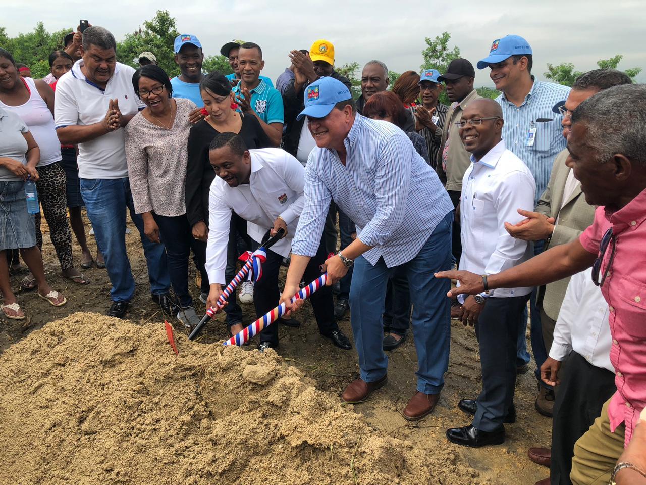 Gobierno a través de la CAASD y Alcaldía SDN dan primer picazo para apartamentos familias Los Platanitos