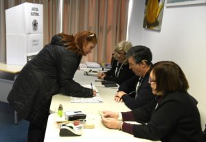 GRAF6724 MADRID, 28/10/2018. La gran mayoría de los 20.000 electores brasileños que viven en España podrán votar en las ciudades de Madrid y Barcelona en la segunda vuelta de los comicios presidenciales de hoy domingo, a las que se presentan Jair Bolsonaro (Partido Social Liberal) y Fernando Haddad (Partido de los Trabajadores).En Madrid podrán ejercer el derecho de sufragio más de 15.000 inscritos .En la foto una mujer vota en una de las urnas instaladas en la Casa do Brasil de Madrid. EFE/Victor Lerena