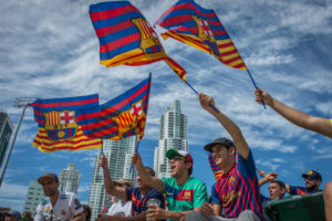 MIA101. MIAMI (FL,EE.UU), 28/10/2018.- Aficionados del Barcelona animan hoy, domingo 28 de octubre de 2018, mientras observan en una pantalla el juego entre Barcelona y Real Madrid, en Miami (EE.UU.). Miles de aficionados al fútbol, unos cinco mil según la organización, se darán cita este domingo en un anfiteatro de la bahía de Miami para presenciar a través de una pantalla gigante y en directo el Clásico de LaLiga española Barcelona-Real Madrid, que se disputa a miles de kilómetros de distancia en el Camp Nou en Barcelona. EFE/Giorgio VIera.