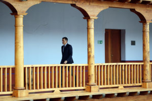 GUA01. ANTIGUA (GUATEMALA), 16/11/2018.- El presidente del Gobierno español, Pedro Sánchez, llega para ofrecer una rueda de prensa hoy, durante la XXVI Cumbre de las Américas, en Antigua, Guatemala. EFE/José Méndez