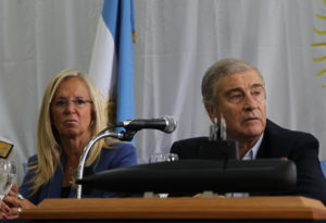 BAS02. BUENOS AIRES (ARGENTINA), 17/11/2018.- El ministro de Defensa de Argentina, Oscar Aguad (d), y la secretaria de Gestión Presupuestaria, Graciela Villata (i), 
ofrecen una rueda de prensa hoy, sábado 17 de noviembre de 2018, en Buenos Aires (Argentina). Aguad reconoció hoy que el Gobierno no tiene medios para reflotar el submarino ARA San Juan, localizado esta madrugada en el fondo del Atlántico tras un año desaparecido, y adelantó que los próximos pasos son recabar toda la información y estudiar qué hacer. EFE/Marina Guillén