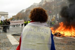 Macron no renunciará a subir las tasas a los carburantes a pesar de las protestas