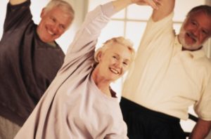 Hacer ejercicio y consumir vitamina D ayuda a disminuir la osteoporosis