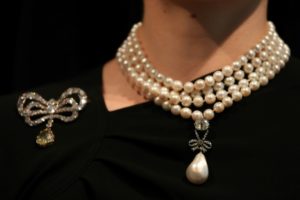 Joyas y un mechón de pelo de María Antonieta se subastan en Ginebra