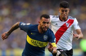 El esperado encuentro en el estadio Monumental de River en Buenos Aires fue suspendido el 24 de noviembre porque el autobús que trasladaba al plantel de Boca fue atacado mientras llegaba a disputar el partido, lo que provocó heridas a varios jugadores.

“River Plate ratifica su rechazo al cambio de sede”, indica un comunicado de “los millonarios” difundido el sábado.

“El Club entiende que la decisión (de jugar la final en Madrid) desnaturaliza la competencia, perjudica a quienes adquirieron su ticket (boleto) y afecta la igualdad de condiciones a partir de la pérdida de la condición de local”, agrega el texto.

Sin embargo, River no dijo qué acciones tomaría si la Conmebol mantuviera su decisión de trasladar el partido al estadio Bernabeu del Real Madrid el domingo 9 de diciembre.

El partido de ida en el estadio de Boca Juniors, que fue jugado sin hinchada visitante, terminó 2-2. En Argentina, muchos encuentros se disputan sin hinchas de fútbol visitantes debido a problemas de seguridad y violencia.

River dijo que el ataque contra el autobús ocurrió fuera del área que era considerada responsabilidad del club. “La responsabilidad por la falla del operativo de seguridad (...) fue asumida abiertamente por las más altas autoridades del Estado”, señala el comunicado.

“Es incomprensible que el clásico más importante del fútbol argentino no pueda desarrollarse con normalidad en el mismo país que en los días que corren se desarrolla un G20”, agrega en referencia a la cumbre de los líderes del Grupo de los 20 llevada a cabo en Buenos Aires esta semana.

“El fútbol argentino en su conjunto y la Asociación del Fútbol Argentino (AFA) no pueden ni deben permitirse que un puñado de violentos impidan el desarrollo del Superclásico en nuestro país”, concluye el documento de River.

Por su parte, el presidente de la FIFA dijo el sábado durante una conferencia de prensa en Buenos Aires en el marco de la cumbre del G-20, a la que asiste como invitado especial, que la final debe jugarse y respaldó a la ciudad de Madrid como la sede elegida por la Conmebol.