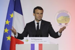 Macron llama 