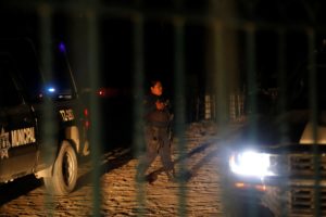 MEX070. TLAJOMULCO (MÉXICO),14/12/2018.- Policías municipales resguardan la zona hoy, donde fueron encontrados cuerpos sin vida en el municipio de Tlajomulco en el estado de Jalisco (México). Los cuerpos de cinco personas, entre ellos dos mujeres, fueron encontradas sin vida y con huellas de violencia en un rancho de Tlajomulco de Zúñiga, en el occidental estado mexicano de Jalisco, informaron hoy fuentes de policía de ese municipio. EFE/Francisco Guasco