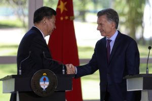 ARG01. BUENOS AIRES (ARGENTINA), 02/12/2018.- El presidente chino, Xi Jinping (i), estrecha la mano del presidente de Argentina, Mauricio Macri (d), durante una conferencia de prensa conjunta hoy, en la Quinta de Olivos, en Buenos Aires (Argentina). Xi Jinping y Macri comenzaron hoy una reunión en Buenos Aires, con varios acuerdos bilaterales sobre la mesa en áreas como el comercio y las inversiones. La reunión se produce después de que ambos participaran en la cumbre del G20, que acogió la capital argentina este viernes y sábado, y a la mañana siguiente de que Xi se reuniera con el presidente estadounidense, Donald Trump. EFE/Juan Ignacio Roncoroni