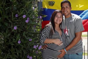 Hombre camina a pie de Venezuela a Argentina para llegar al parto de su novia