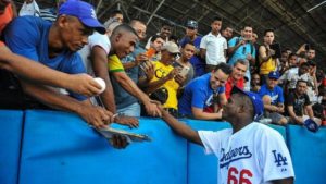 Cuba aplicará impuestos a peloteros contratados por Grandes Ligas