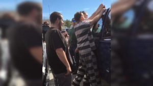 Video: presos salvan a una niña que quedó encerrada en una camioneta