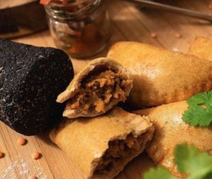 Colombia: multan a un hombre por comprar empanadas en la calle