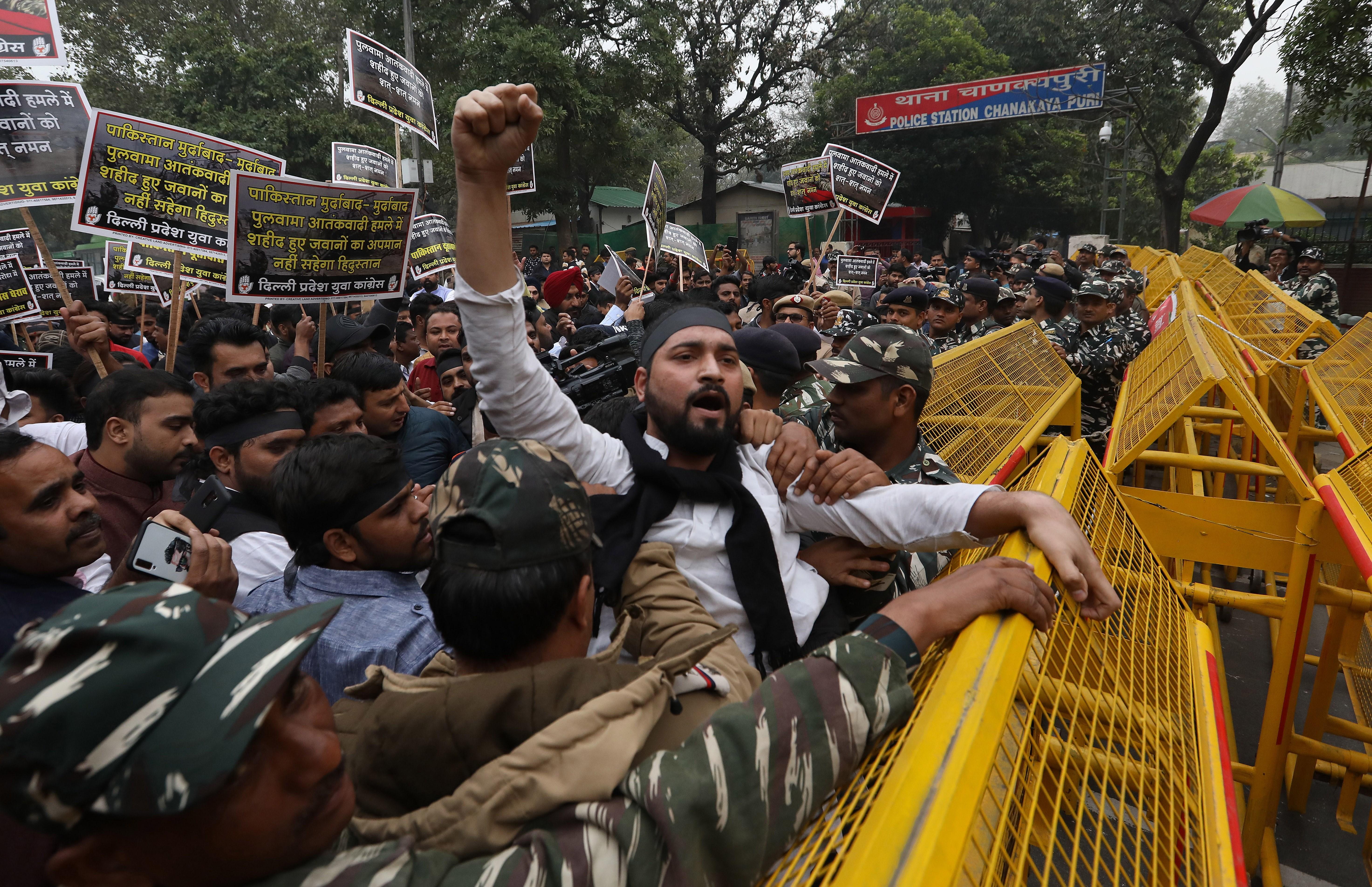 Protestas y restricciones en la Cachemira india tras atentado suicida