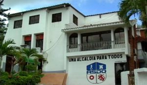 Testigos aseguran que la empleada municipal elevó su tono de voz. Foto: Fuente externa 