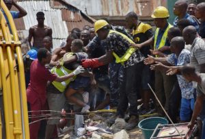 Continúan las labores para rescatar a los niños atrapados tras el derrumbe en Nigeria