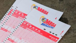 Hombre olvida cinco billetes de lotería en una tienda, va por ellos y uno está premiado