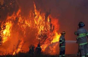 Perú: Más de 500 bomberos controlan incendio en centro de Lima