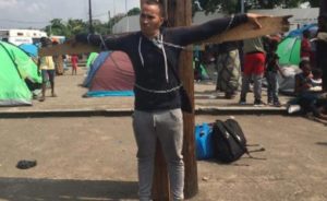 Cubano se encadena en protesta contra la deportación de connacionales en México