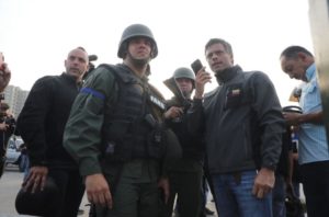 Leopoldo López y su familia ingresan como 