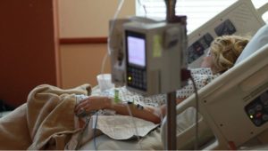 Operan de la columna a un feto sin sacarlo del útero de su madre