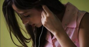 Una mujer muere decapitada al enredarse sus auriculares en las puertas de un ascensor