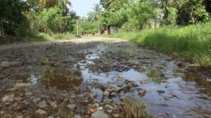 Comunitarios de Honduras en Samaná, exigen arreglo de los caminos vecinales y energía 24 horas